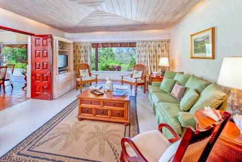 Villa In Holders Sleeps 8 With Pool And Air Con