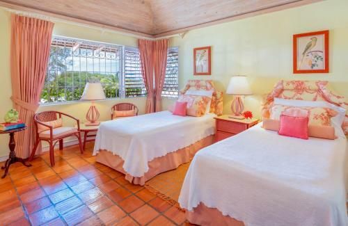 Villa In Holders Sleeps 8 With Pool And Air Con
