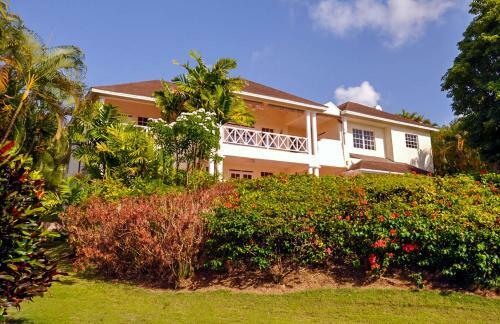 Lascelles Villa Sleeps 10 With Pool And Air Con