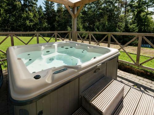 Pastoral Villa In Heure With Jacuzzi