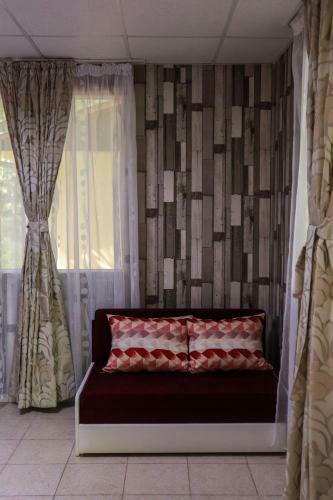 Lovely Bungalow In Pretty Area Place