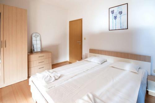 Seaside 2 Bedroom Apartment With Balcony For 41 Pax