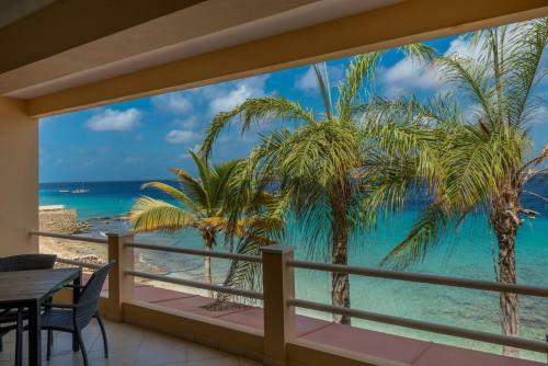 Oceanfront Apartment Yellow Tail Snapper At Den Laman