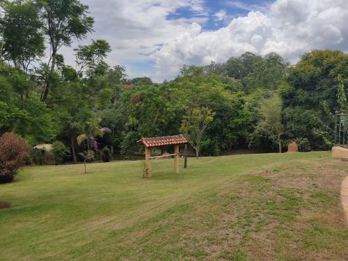 Fuja Fase Vermelha - Ch�cara Com Piscina 3 Suites