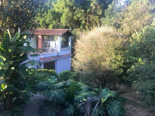 Casa Cercada de Verde No Centro de Monte Alegre Do Sul