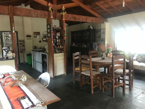 Casa Cercada de Verde No Centro de Monte Alegre Do Sul