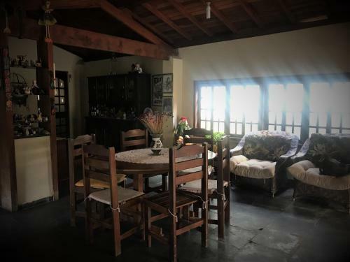Casa Cercada de Verde No Centro de Monte Alegre Do Sul
