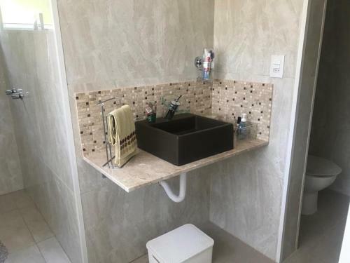 Casa Cercada de Verde No Centro de Monte Alegre Do Sul