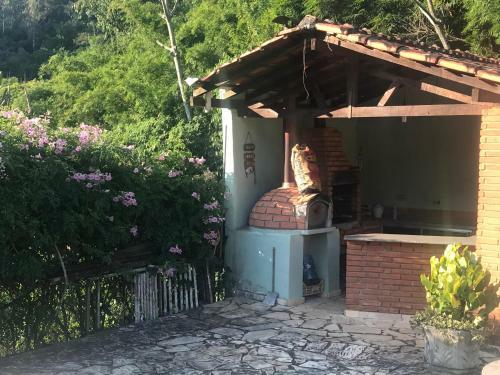 Casa Cercada de Verde No Centro de Monte Alegre Do Sul