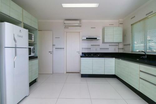 Aluguel Apartamento 4 Su�tes Com Jacuzzi Bombas Sc