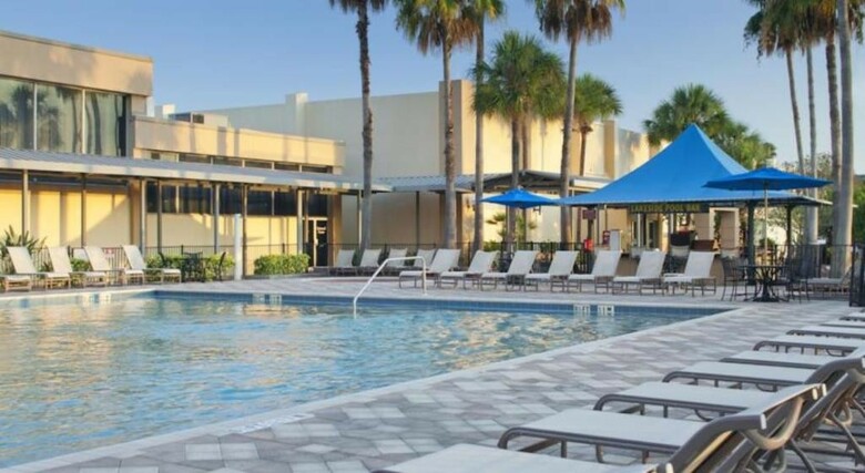 Hotel Doubletree By Hilton At The Entrance To Universal Orlando