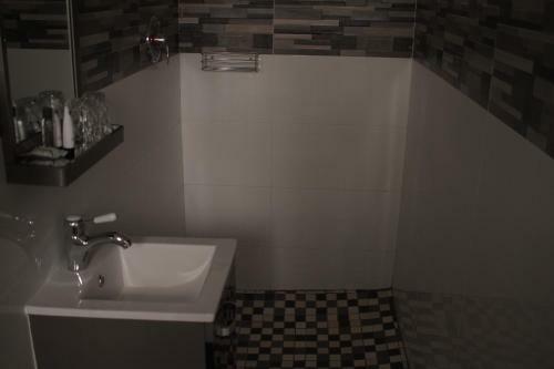 Triple Palms Bed And Breakfast