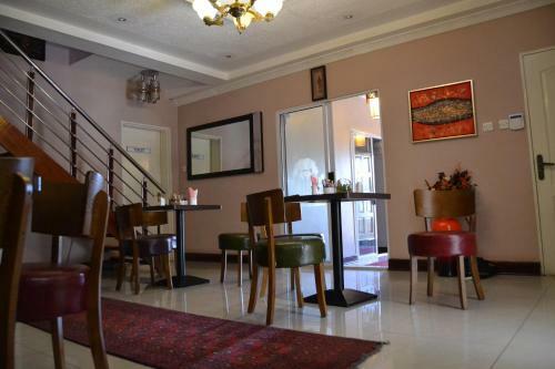 Triple Palms Bed And Breakfast