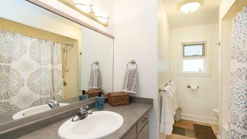 A Peaceful Stay In Brentwood Bay