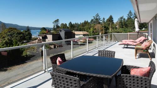 A Peaceful Stay In Brentwood Bay