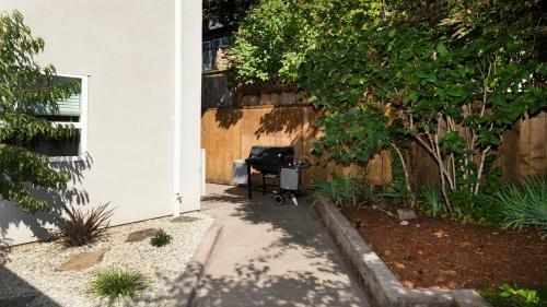 A Peaceful Stay In Brentwood Bay