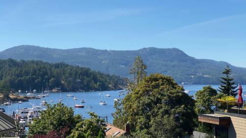 A Peaceful Stay In Brentwood Bay