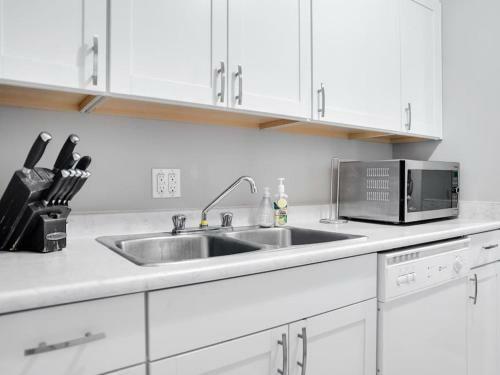 Stylish And Cozy Eau Claire 2br With Gym Coffee