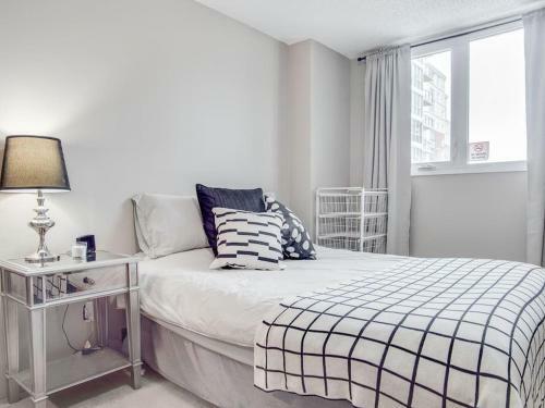 Stylish And Cozy Eau Claire 2br With Gym Coffee