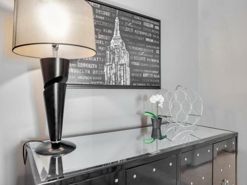 Stylish And Cozy Eau Claire 2br With Gym Coffee