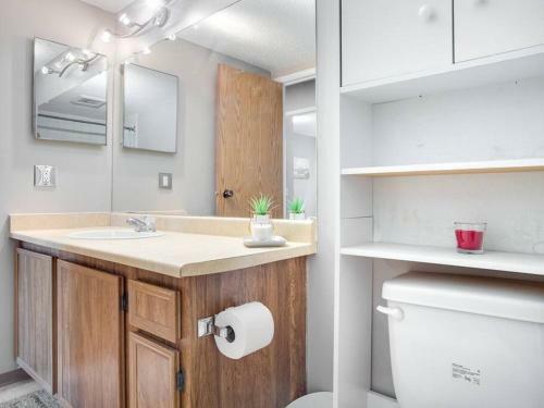 Stylish And Cozy Eau Claire 2br With Gym Coffee