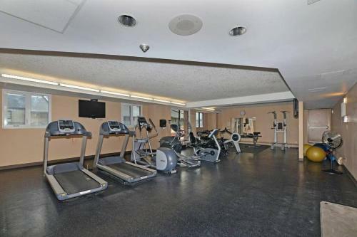 Stylish And Cozy Eau Claire 2br With Gym Coffee