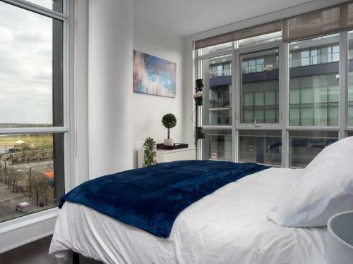 Luxury 2br Suite With Riverfront Views Pool Table Rooftop Patio Bbq Coffee
