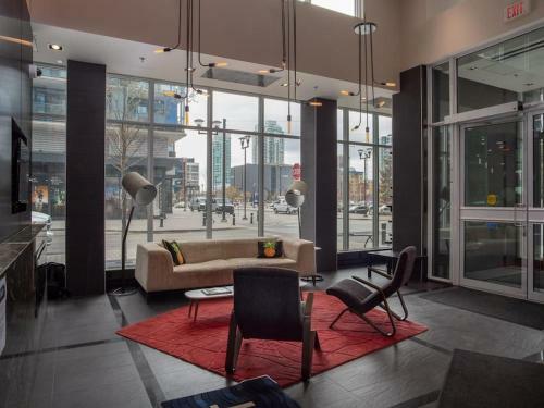 Luxury 2br Suite With Riverfront Views Pool Table Rooftop Patio Bbq Coffee