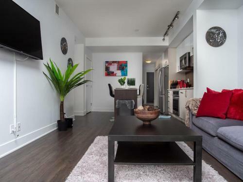 Luxury 2br Suite With Riverfront Views Pool Table Rooftop Patio Bbq Coffee