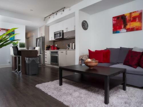 Luxury 2br Suite With Riverfront Views Pool Table Rooftop Patio Bbq Coffee