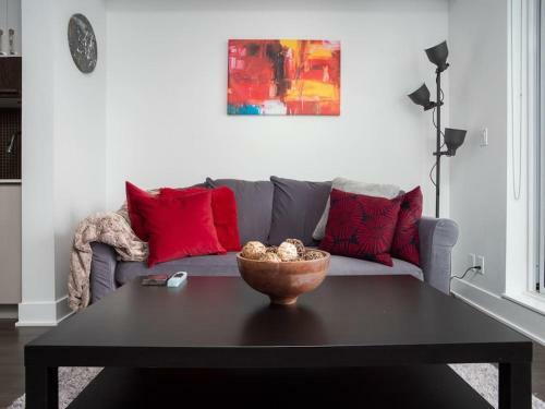 Luxury 2br Suite With Riverfront Views Pool Table Rooftop Patio Bbq Coffee