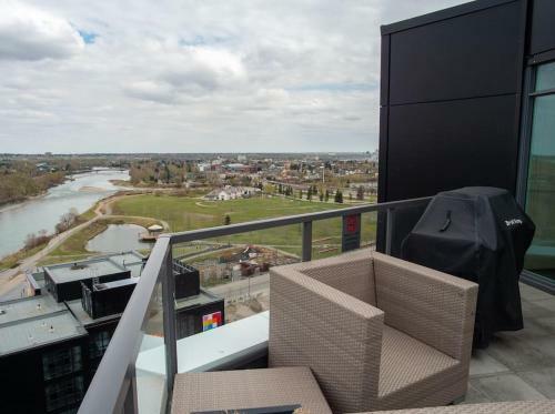 Luxury 2br Suite With Riverfront Views Pool Table Rooftop Patio Bbq Coffee
