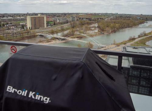 Luxury 2br Suite With Riverfront Views Pool Table Rooftop Patio Bbq Coffee