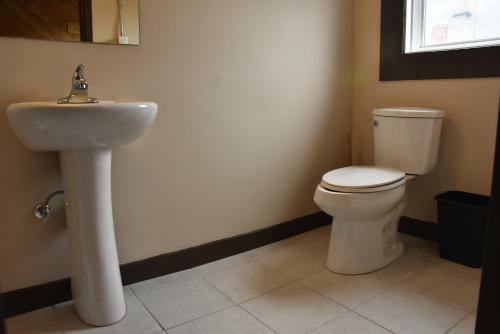 Party Hostel - The Canmore Hotel Hostel