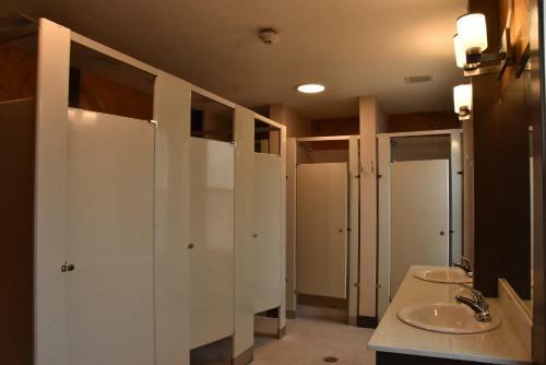 Party Hostel - The Canmore Hotel Hostel
