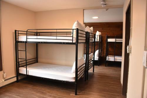 Party Hostel - The Canmore Hotel Hostel