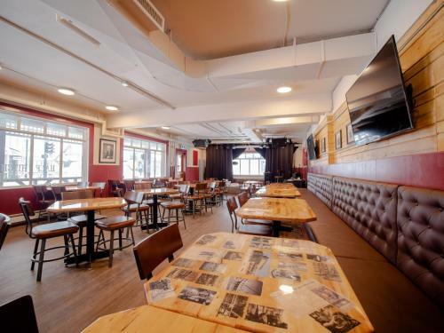 Party Hostel - The Canmore Hotel Hostel