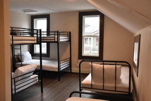 Party Hostel - The Canmore Hotel Hostel