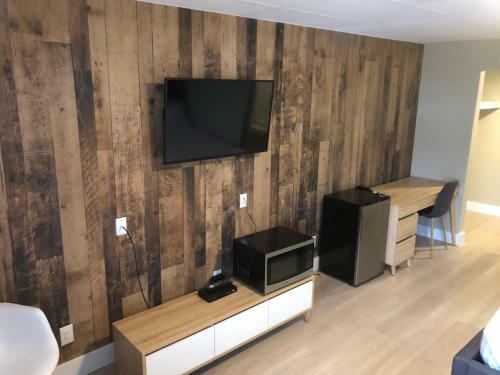 Camrose Le Chateau Hotel