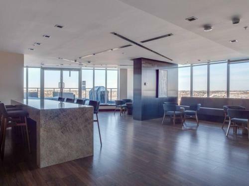 Sweeping Views Luxury 2br Suite Pool Table, Rooftop Patio, Bbq, Coffee