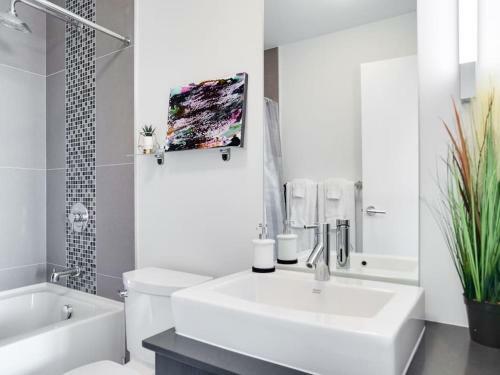 Sweeping Views Luxury 2br Suite Pool Table, Rooftop Patio, Bbq, Coffee