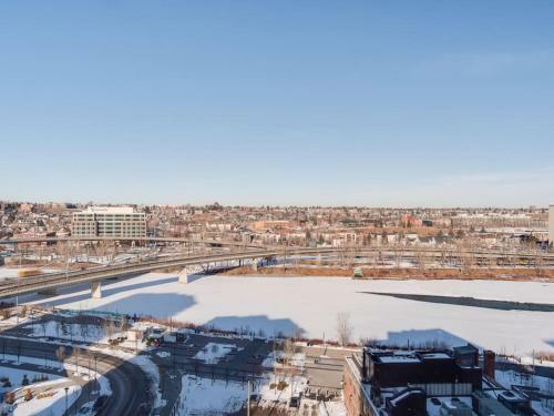 Sweeping Views Luxury 2br Suite Pool Table, Rooftop Patio, Bbq, Coffee