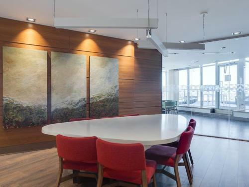 Sweeping Views Luxury 2br Suite Pool Table, Rooftop Patio, Bbq, Coffee