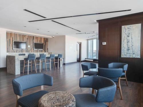 Sweeping Views Luxury 2br Suite Pool Table, Rooftop Patio, Bbq, Coffee