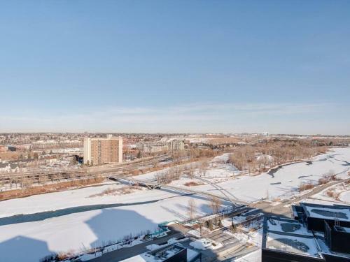 Sweeping Views Luxury 2br Suite Pool Table, Rooftop Patio, Bbq, Coffee