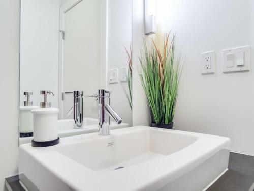 Sweeping Views Luxury 2br Suite Pool Table, Rooftop Patio, Bbq, Coffee