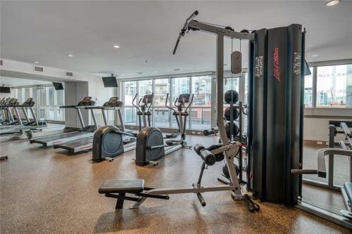 Sweeping Views Luxury 2br Suite Pool Table, Rooftop Patio, Bbq, Coffee