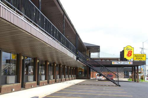 Hotel Super 8 By Wyndham Hearst On