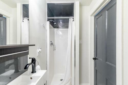 Upscale 1br - Boutique Apartment - Prime Location Downtown!