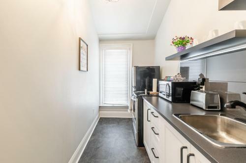 Upscale 1br - Boutique Apartment - Prime Downtown Location!